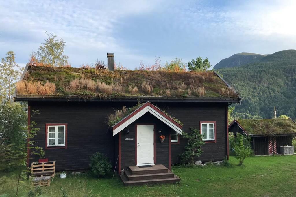 Stille Og Fredelig Ved Fjord Og Fjell Valsøybotn Exterior foto