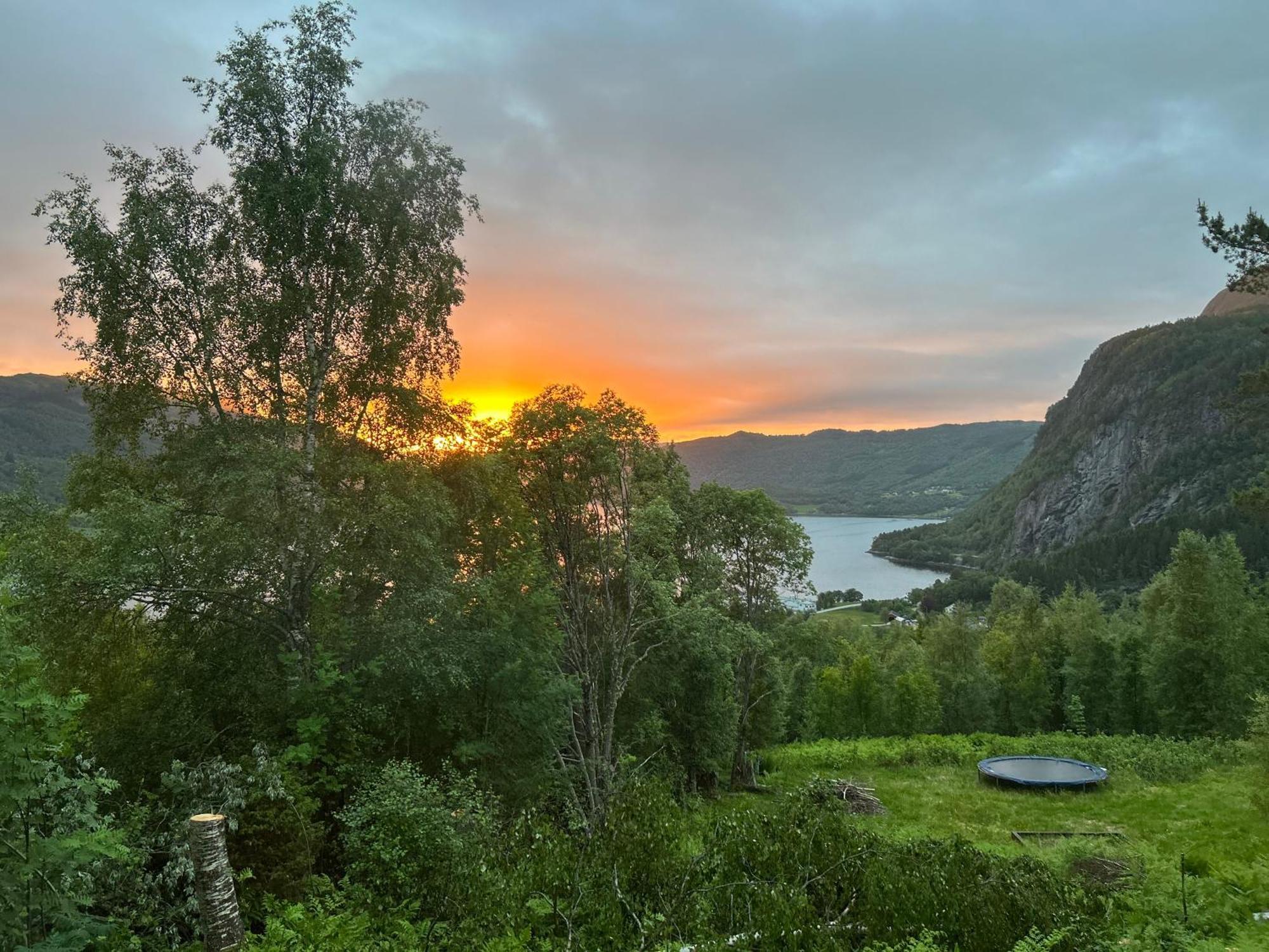 Stille Og Fredelig Ved Fjord Og Fjell Valsøybotn Exterior foto